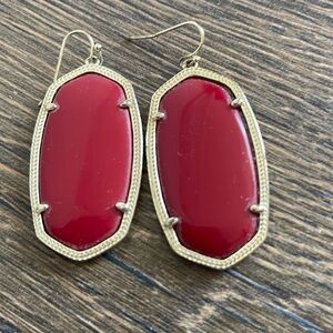 KENDRA SCOTT • Gold Danielle Maroon Jade Earrings